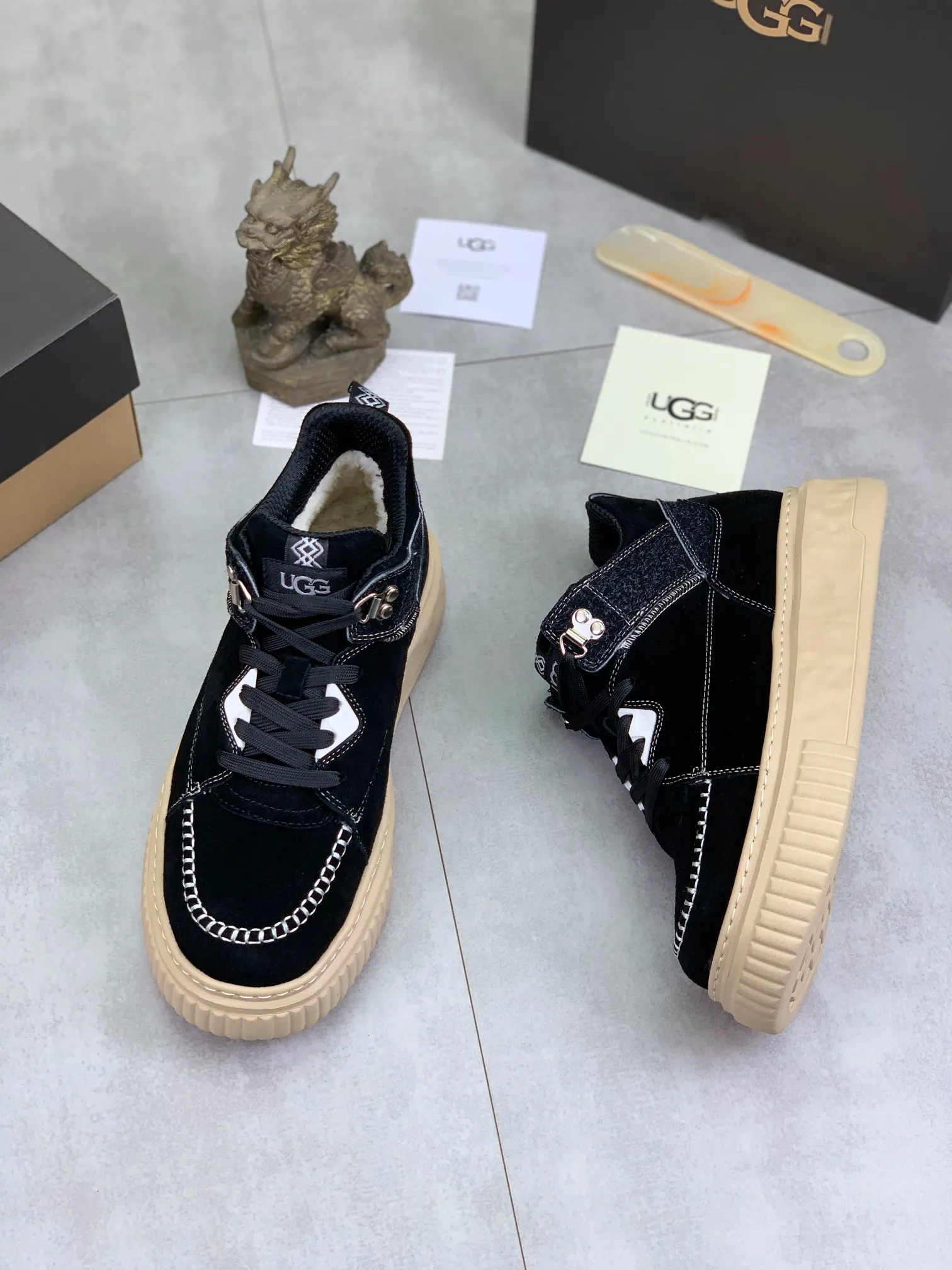 Men's shoes 💰P640 [New style] 💰 🆘 "Real wool" [UGG] 👉The popular men's shoes are synchronized with the official website 🔰The quality of the genuine products [satisfied] is not comparable to the imitations in the general market 🌀The upper is imported Italian frosted cowhide, and the lining is: foot pad 🅰️ grade 🐑Real wool👻Only Grade A can show the effect The hand feels smooth and delicate 🔱The shoe shape is grand, only genuine manufacturers can do it 🎄The perfect toughness of the original outsole 👻⬛️ allows customers to say goodbye to one-time consumption. Real wool lining, super warm. Available in black, brown and gray. Size: 39-44